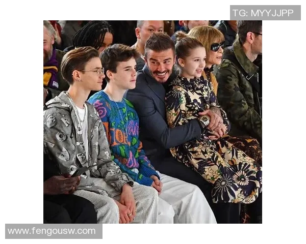 足球巨星赛后球场温情瞬间牵手拥抱甜蜜秀恩爱感动全场 足球巨星赛后球场温情瞬间牵手拥抱甜蜜秀恩爱感动全场